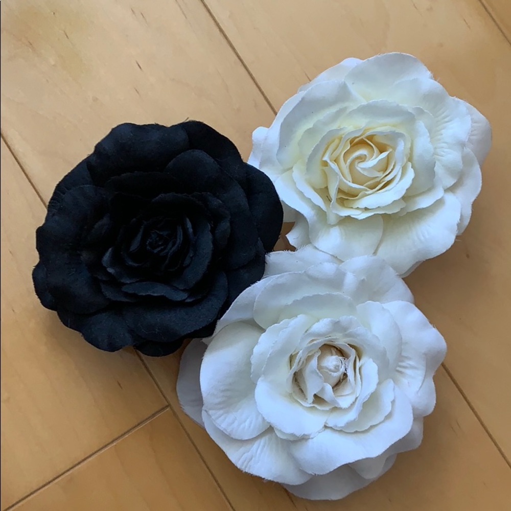 Black and Cream Flowers - Picture 1 of 2